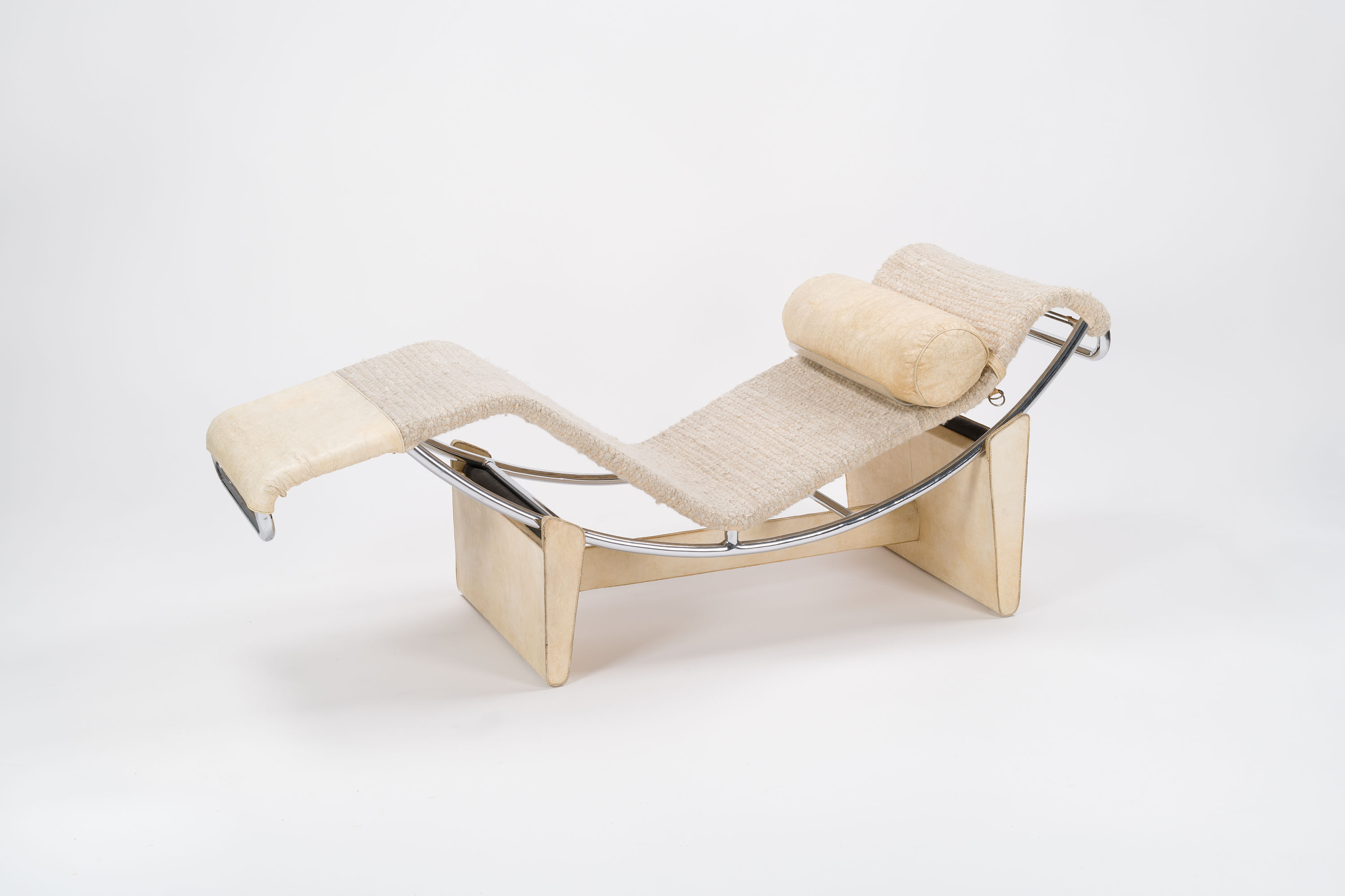 a Chaise longue with neutral leather and rounded metal tubes