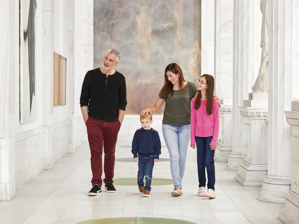 A family walks in the hall of sculpture