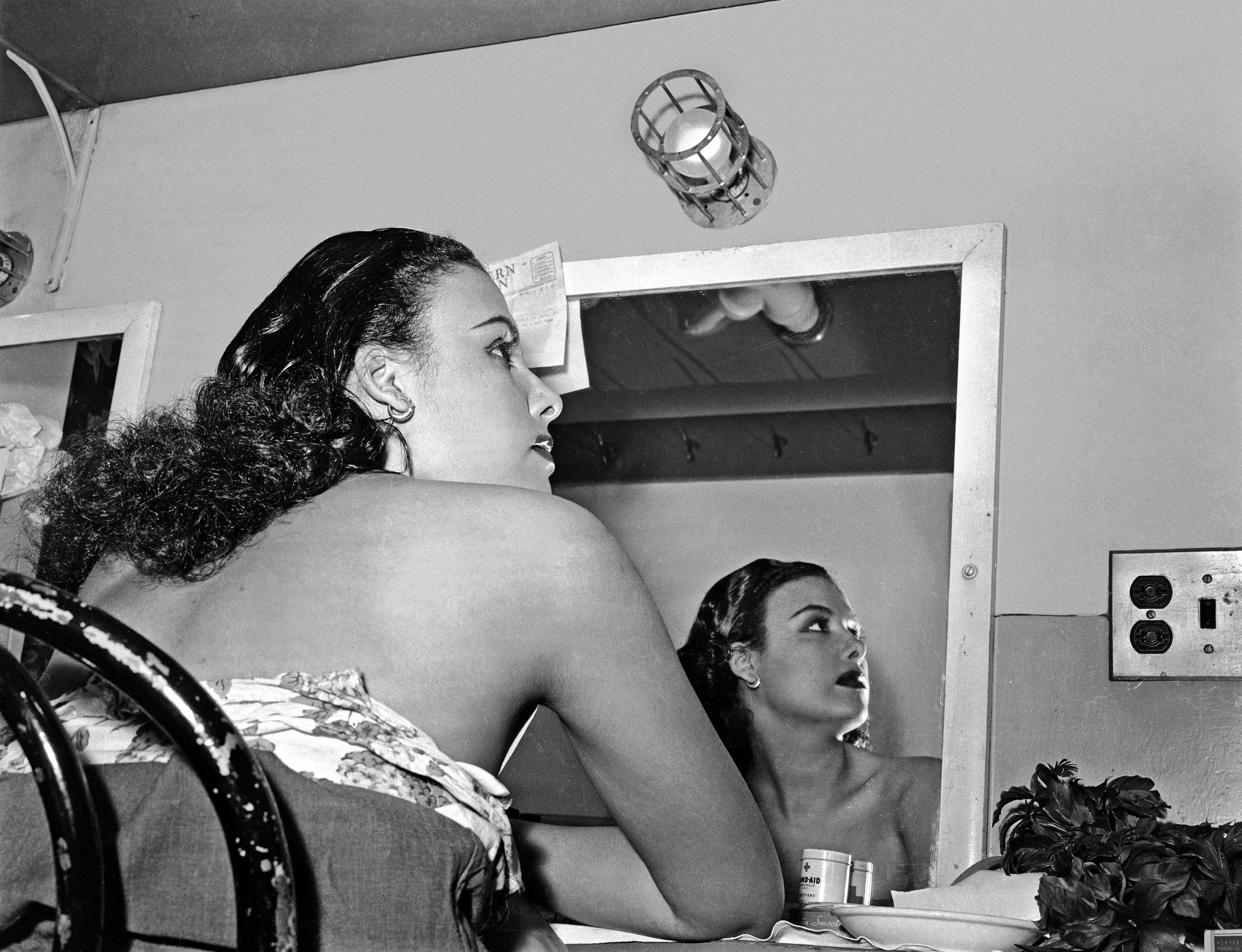 Charles Teenie Harris photo of Lena Horne reflected in mirror in dressing room at Stanley Theatre