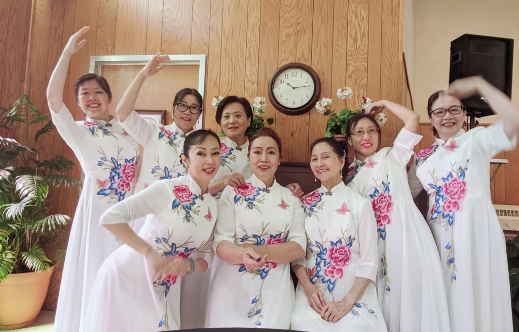 yu ge choir membersf pose for a photo