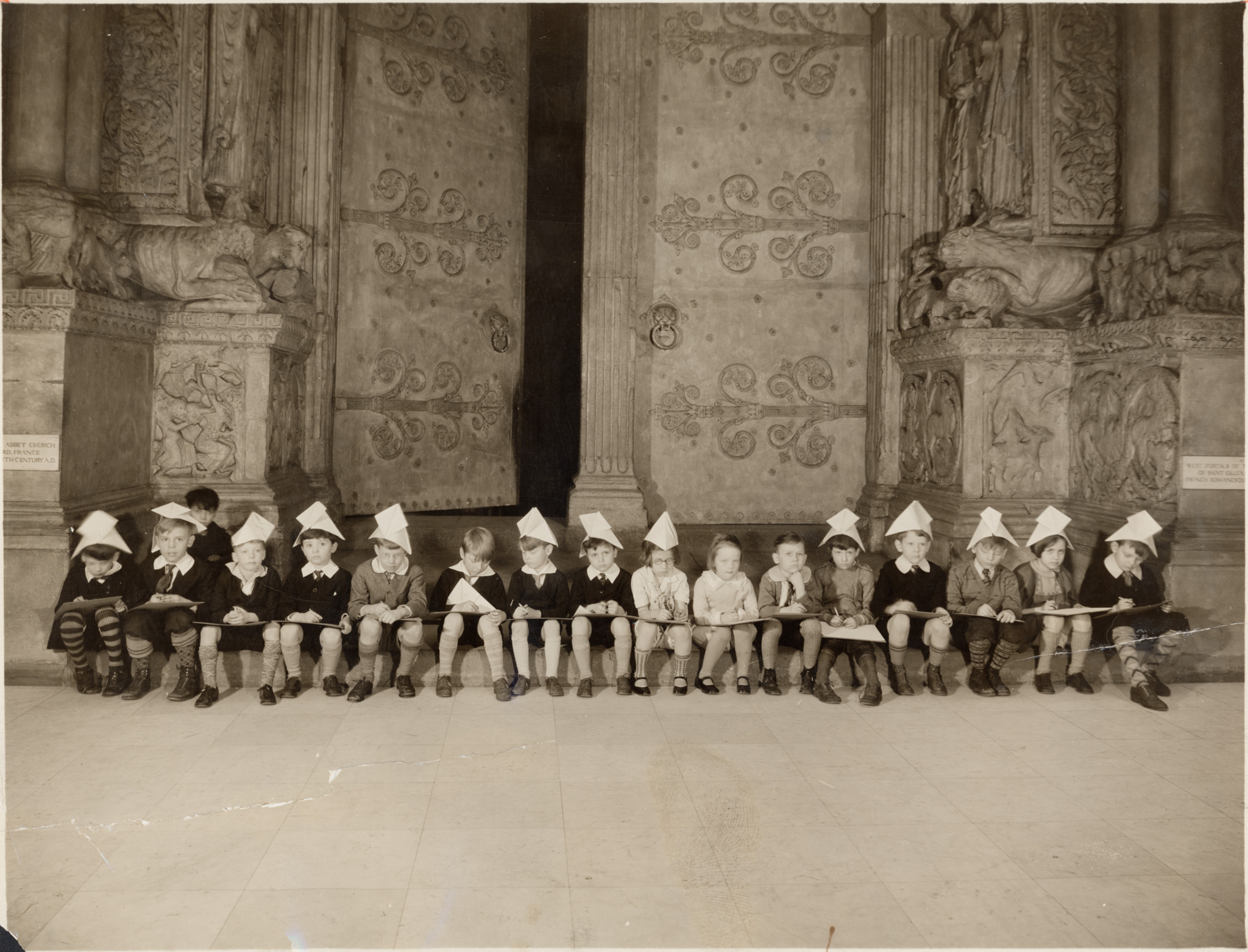 Art classes in the Hall of Architecture, 1924, Carnegie Museum of Art Archives, Pittsburgh